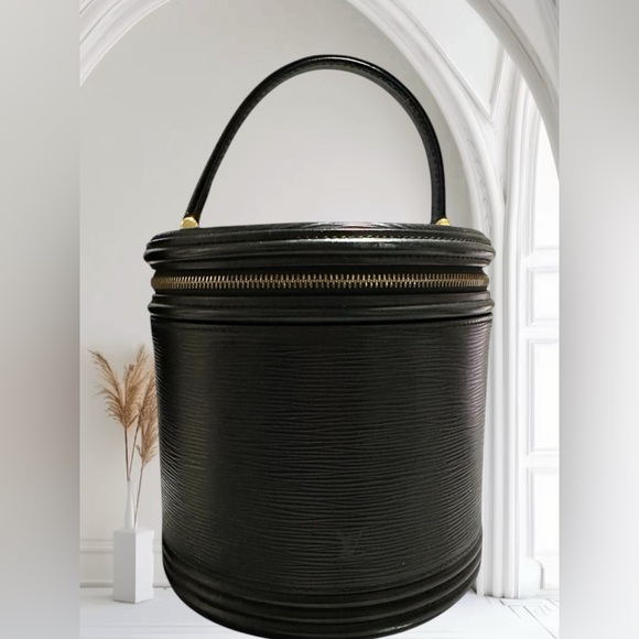 Louis Vuitton Black Epi Leather Noir
Cannes Vanity Case. Like New! 🔥 - Picture 6 of 16